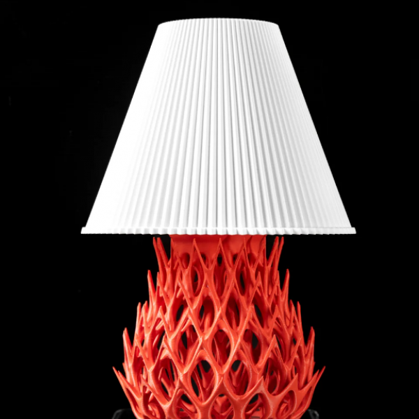 Şık ve sofistike kırmızı örgü masa lambası
