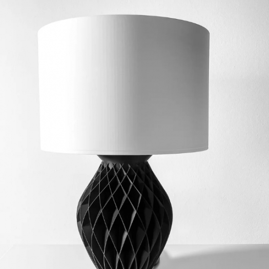 Modern Siyah Geometrik Tabanlı Masa Lambası – Beyaz Abajur Başlıklı