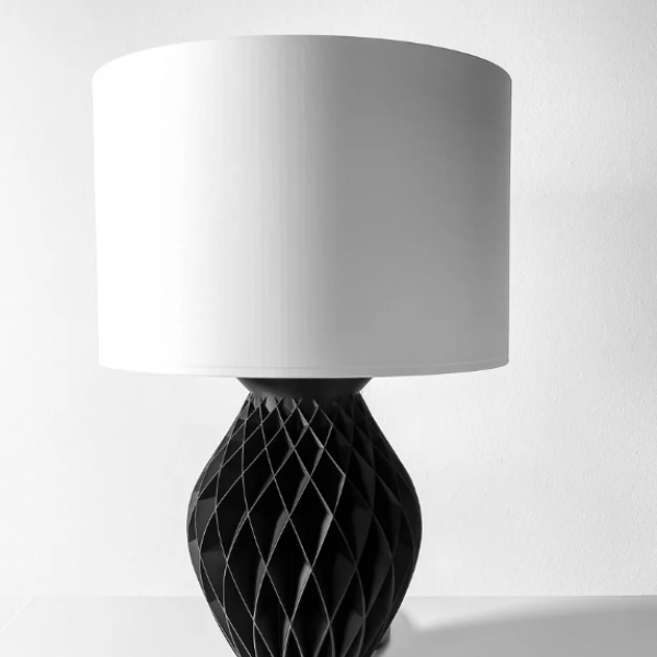 Modern Siyah Geometrik Tabanlı Masa Lambası – Beyaz Abajur Başlıklı