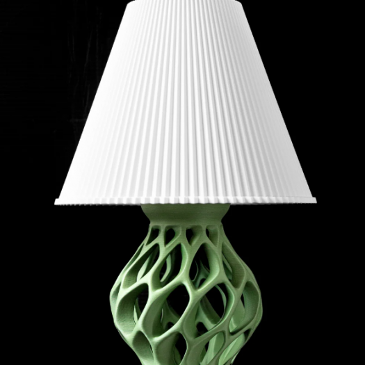 Açık Yeşil Organik Tabanlı Modern Masa Lambası – Beyaz Pliseli Abajur Başlıklı