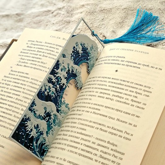 Metal Dalga Desenli Kitap Ayracı – Japon Sanatı Tasarımı ve Püskül Detaylı