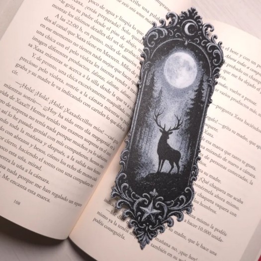 Gece Ormanı ve Geyik Siluetli Kitap Ayracı – Gotik Sanatsal Tasarım Gece Ormanı ve Geyik Siluetli Kitap Ayracı – Gotik Sanatsal Tasarım