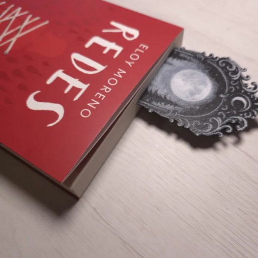 Gece Ormanı ve Geyik Siluetli Kitap Ayracı – Gotik Sanatsal Tasarım Gece Ormanı ve Geyik Siluetli Kitap Ayracı – Gotik Sanatsal Tasarım
