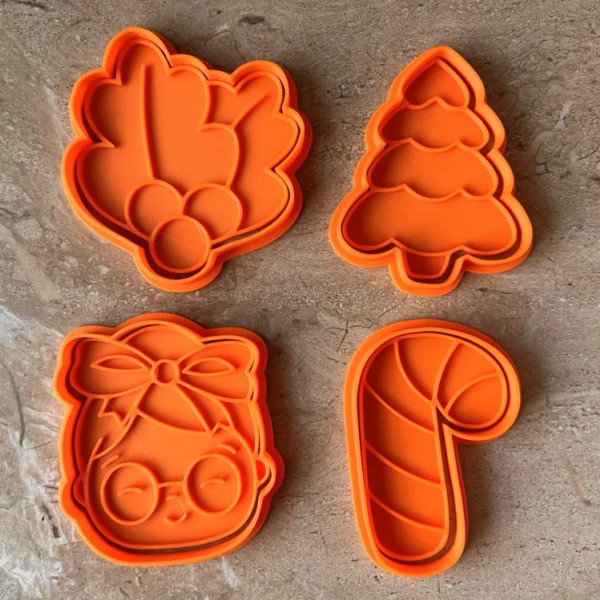 Yılbaşı Temalı 4’lü Kurabiye Kalıbı Seti – Noel Ağacı, Baston Şeker, Yaprak ve Figür Desenli Yılbaşı Temalı 4’lü Kurabiye Kalıbı Seti – Noel Ağacı, Baston Şeker, Yaprak ve Figür Desenli