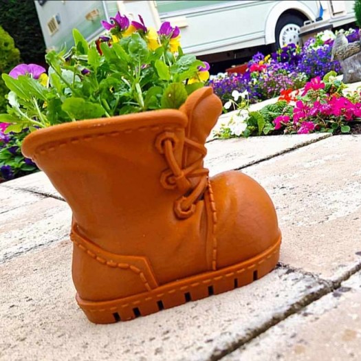 Yürüyen Bahçe: Sevimli Çizme Saksı