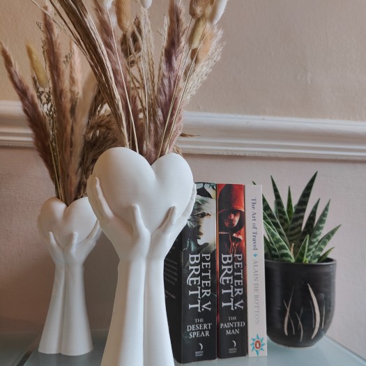 El Figürlü Kalp Şekilli Dekoratif Vazo